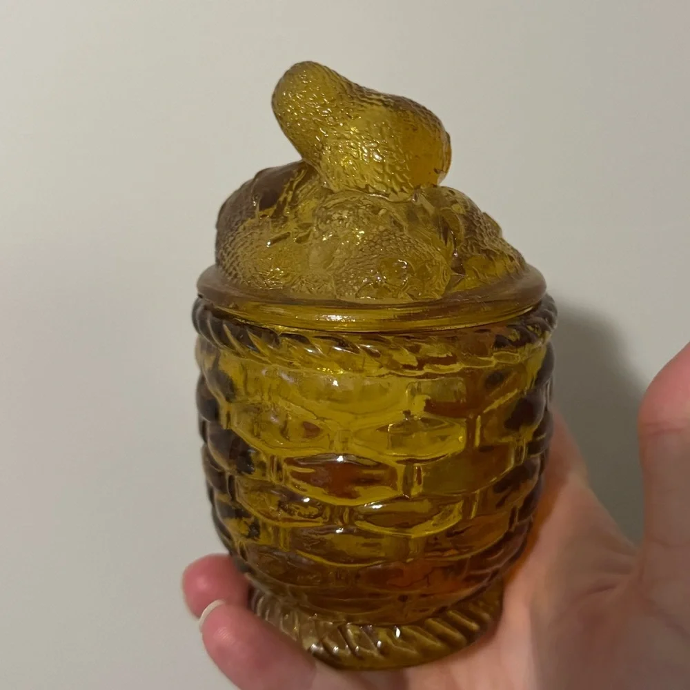 Amber glass jam jar - strawberry lid